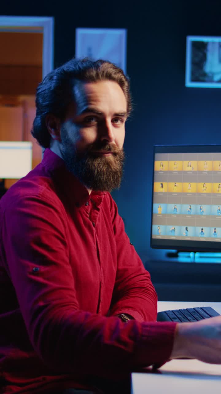 Vertikální video. Portrét šťastného editoru obrázků, který upravuje obrázky v postprodukční společnosti a vychutnává si kávu.
