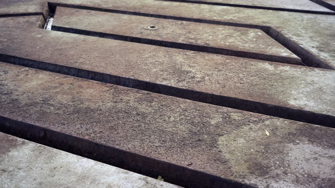 панорамный снимок бетонной поверхности с угловыми инкрустациями