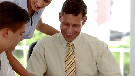 equipo de negocios discutiendo los planes y sonriendo