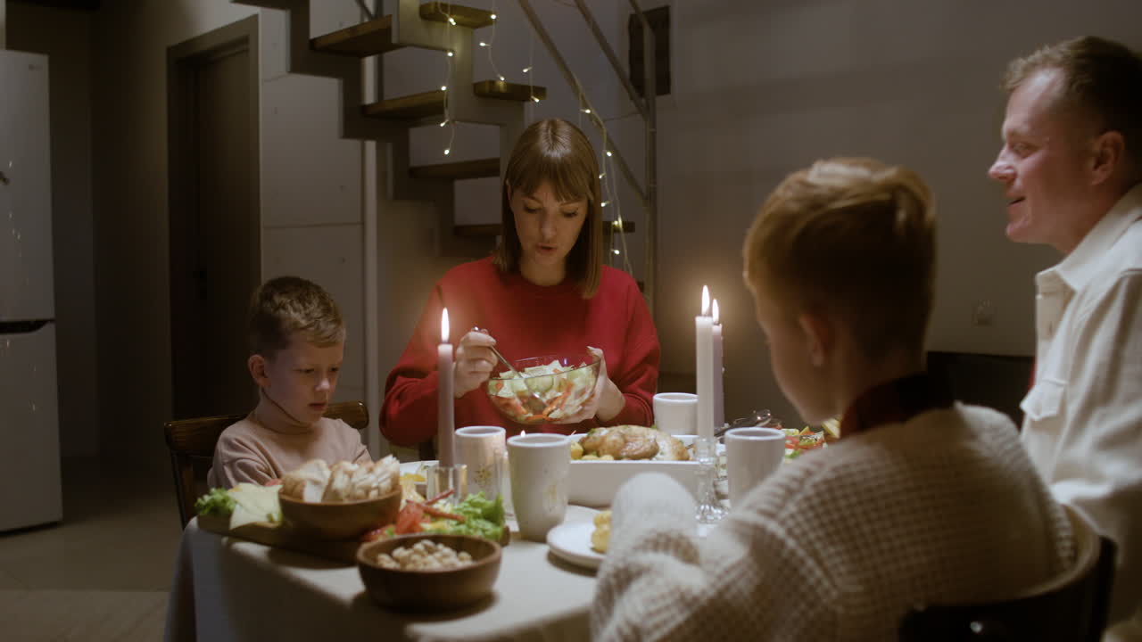 거실에서 새해 전날 축제.