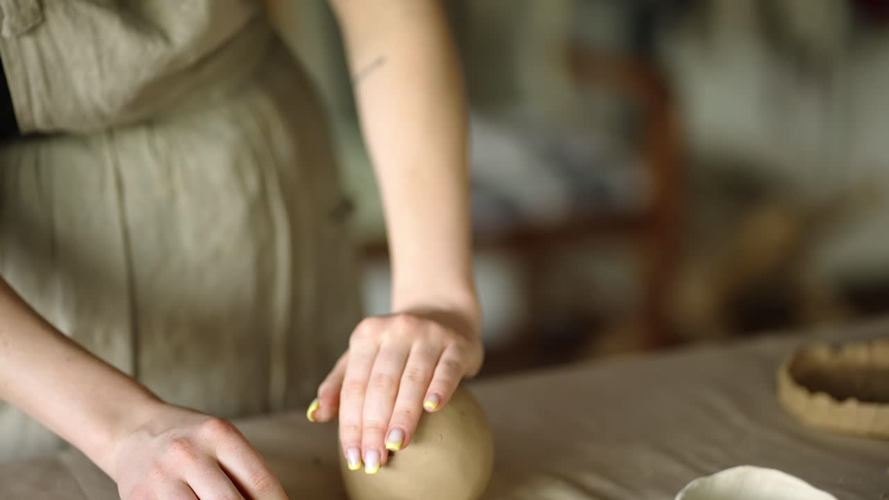 hecho a mano con un pedazo de arcilla, utilizando herramientas especiales