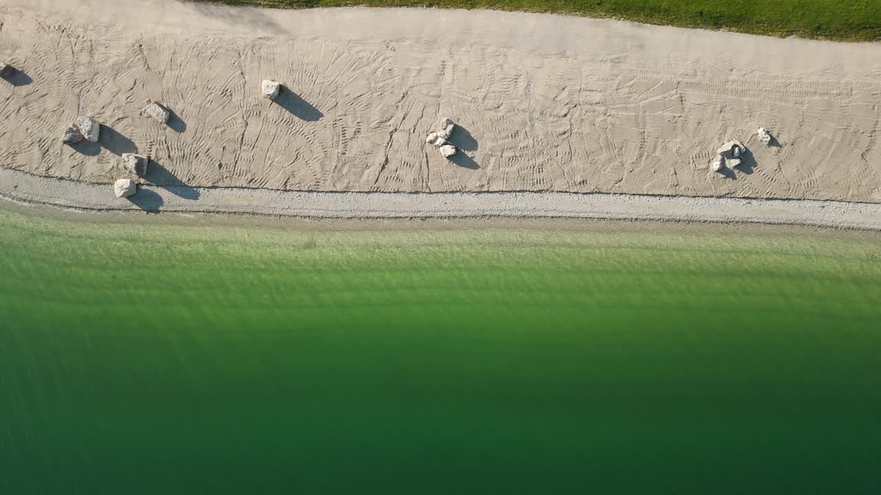 이탈리아 트렌티노에 있는 몰베노 호수 해변의 조류 시각