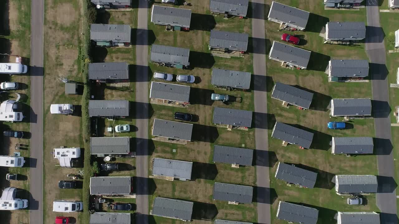 antena de arriba hacia abajo de un parque de casas de vacaciones para caravanas