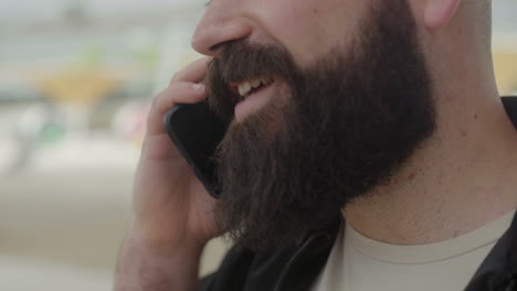 Toma-Recortada-De-Un-Rostro-Masculino-Hablando-Por-Teléfono-Inteligente.