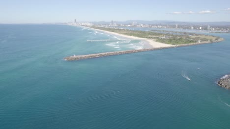 Southport-Spit-Beach-Und-Die-Nehrung-Im-Sommer---South-Stradbroke-Island-In-Queensland,-Australien