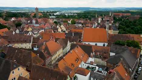 video de drones aéreos de 4k de los techos de azulejos de las casas en la histórica ciudad amurallada de rothenburg, alemania con el campo en la distancia