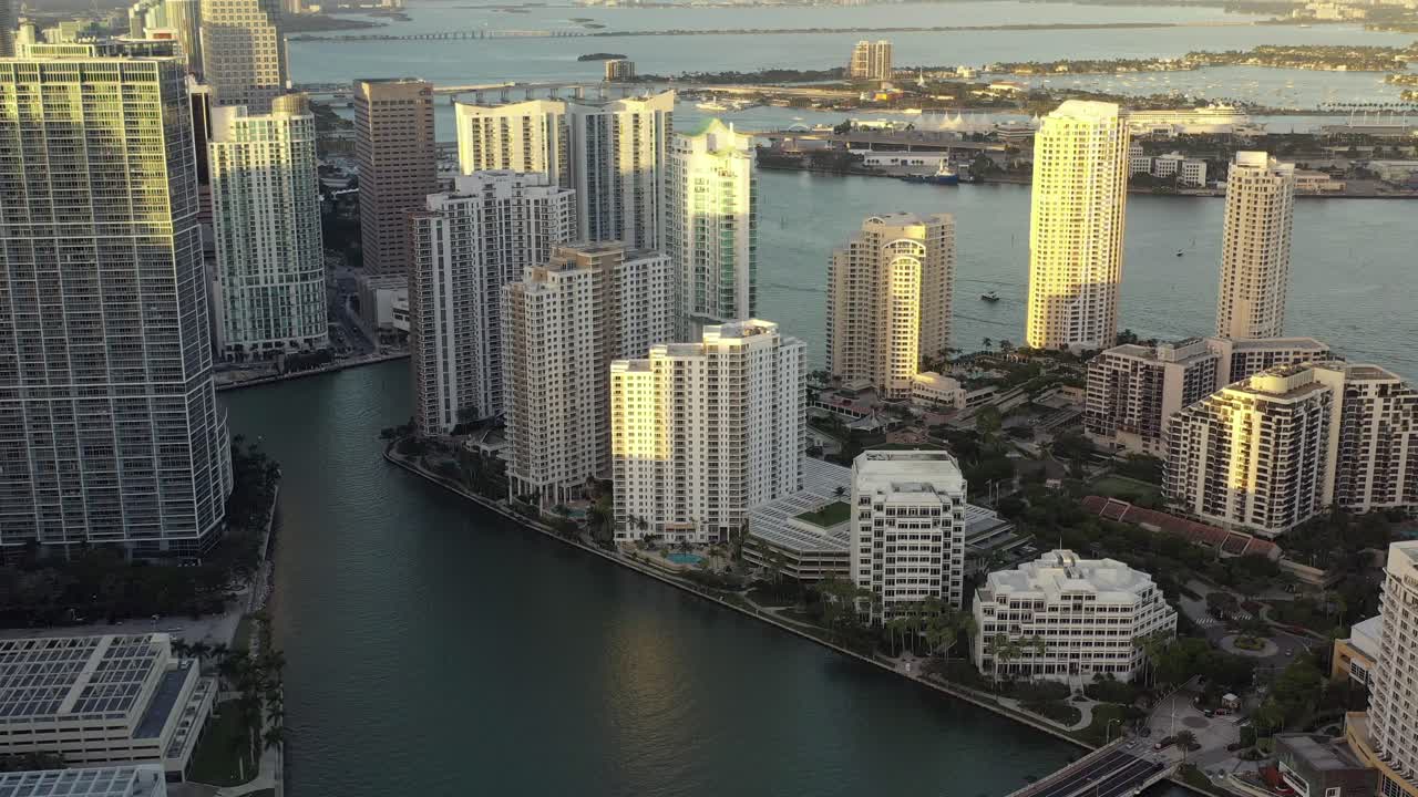 toma aérea cinematográfica de brickell key en miami florida al atardecer durante la hora dorada