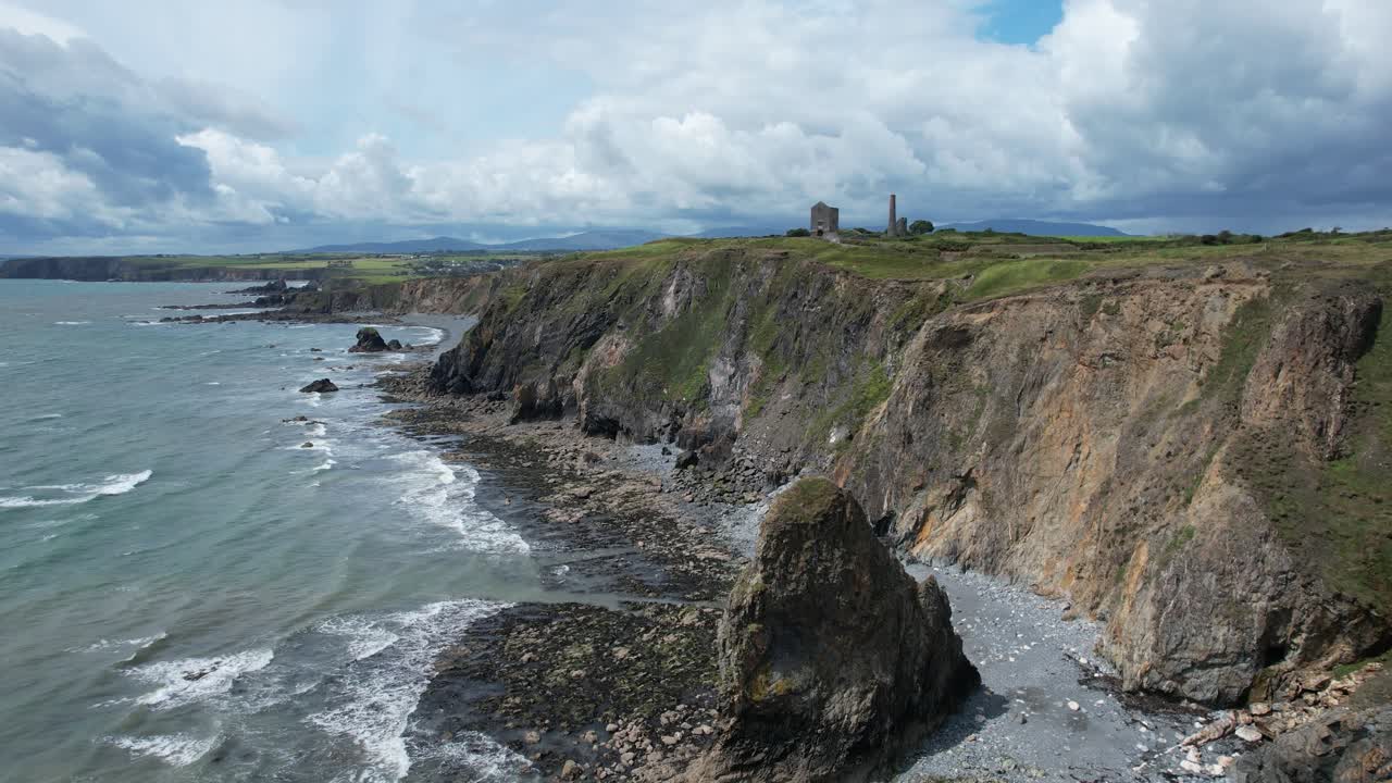 seastack con las minas de cobre de tankardstown ruinas y nubes tormentosas que se acercan desde las montañas de comeragh en una ventosa mañana de julio