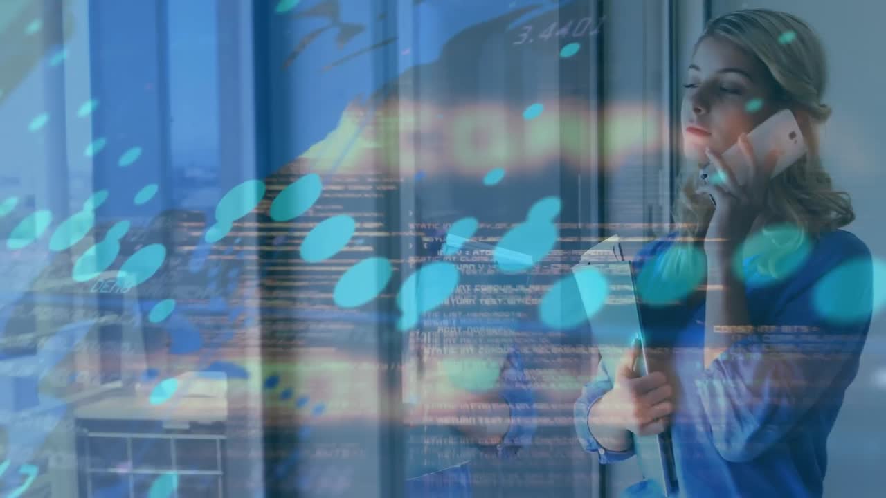 animación del procesamiento de datos sobre una mujer de negocios caucásica hablando por teléfono inteligente