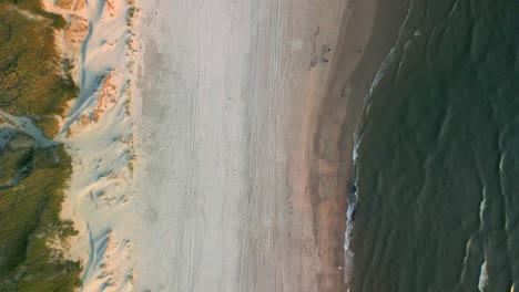 Luftaufnahmen-Von-Sanddünen-An-Einem-Strand-In-Idaho-Bei-Sonnenuntergang-Zur-Goldenen-Stunde