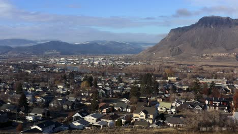 Kamloops,-Donde-El-Encanto-De-Un-Pueblo-Pequeño-Se-Encuentra-Con-Las-Comodidades-De-La-Gran-Ciudad,-Descubriendo-Los-Vecindarios-Vibrantes