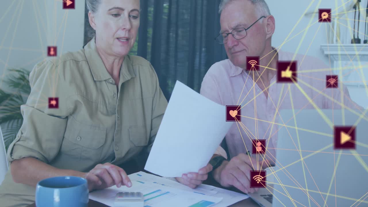 animación de la red de conexiones con iconos de las redes sociales sobre la pareja caucásica senior takling