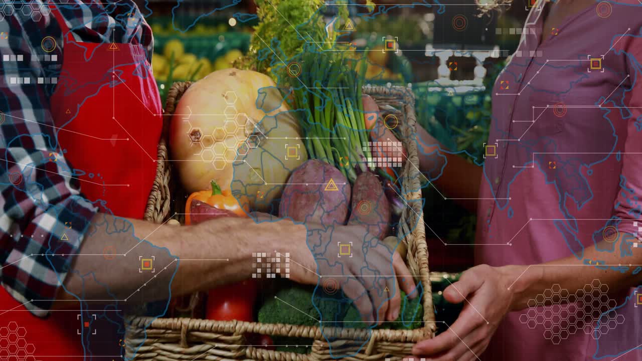 Vertikales Video: Verkäufer zeigt auf Kartoffel, reicht Käufer Korb zum Verkauf, Datenüberlagerungen auf Produkten.