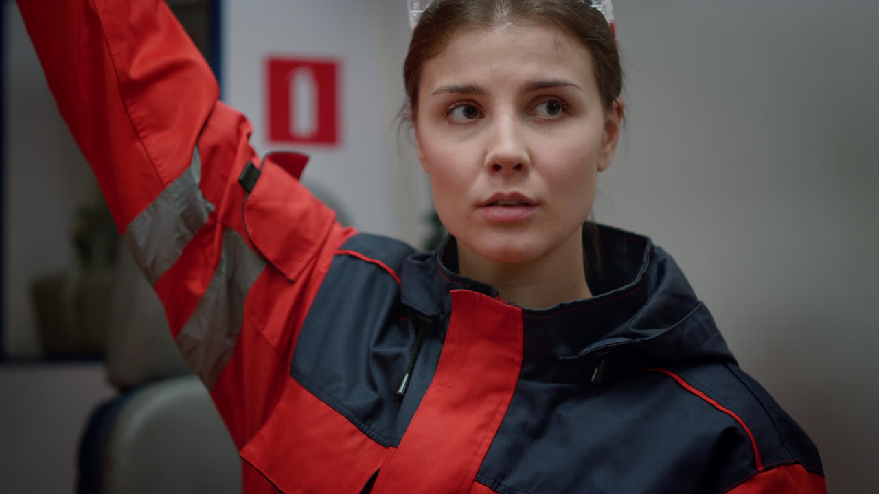 구급차에 앉아 있는 심각한 응급 의사