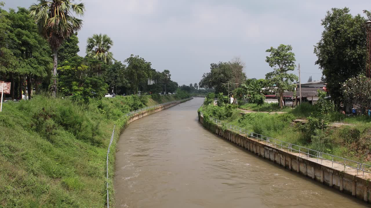 태국의 몬순에서 폭우가 내린 후 인근 저수지에서 탁한 물이 흐르는 4k 운하