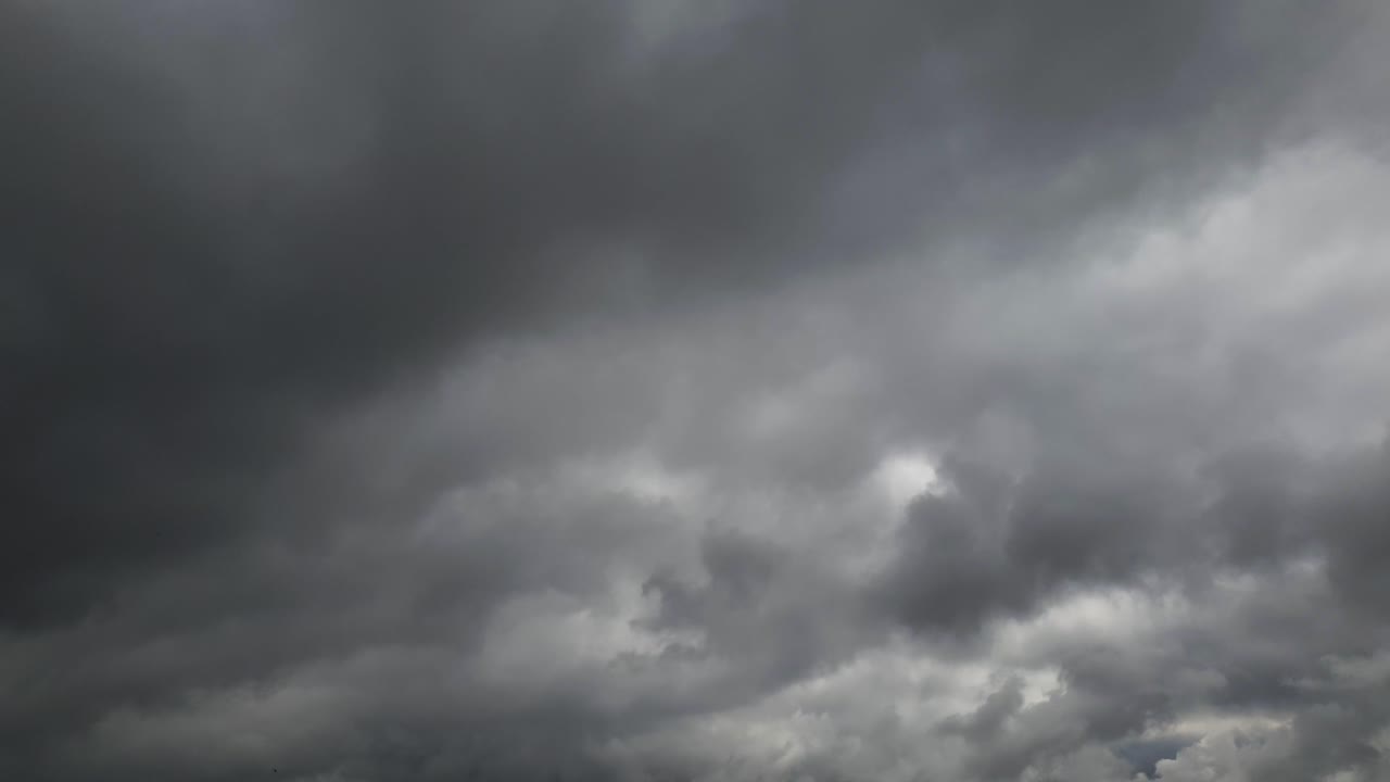 nubes de lluvia de tormenta a media tarde formándose y mezclándose a través del lapso de tiempo del horizonte africano, imágenes de 4k sin ruido