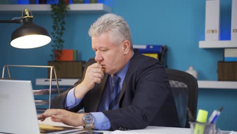 estornudo. un hombre de negocios enfermo.