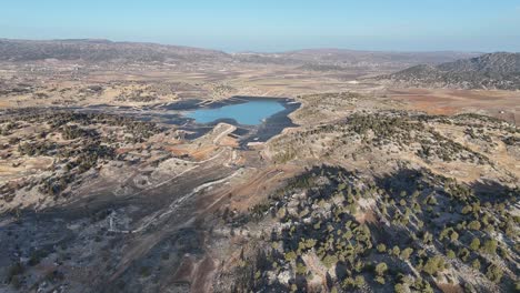 estanque de riego artificial, depósito de agua, embalse para riego agrícola