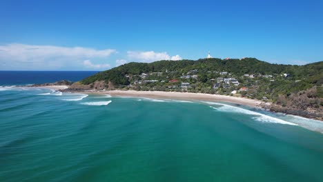 Olas-De-Surf-En-La-Playa-De-Wategos,-Popular-Para-Practicar-Surf-Y-Nadar-En-Byron-Bay,-Nueva-Gales-Del-Sur,-Australia