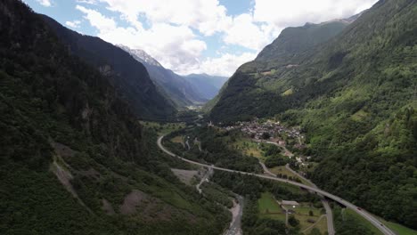 Hiperlapso-Aéreo-épico-A-Través-De-Un-Valle-Con-La-Carretera-Del-Paso-De-San-Bernardino