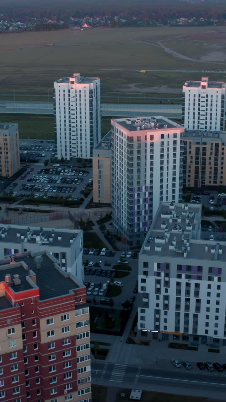 vista aérea de un complejo de apartamentos modernos al atardecer