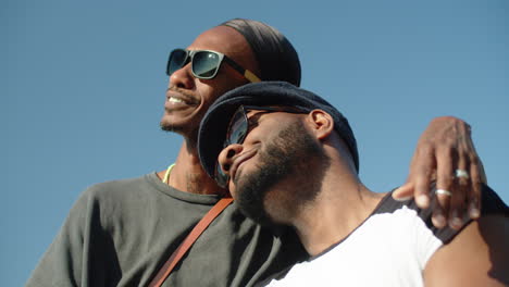 feliz pareja afroamericana disfrutando el verano juntos