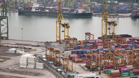 terminal portuario ocupado con buques portacontenedores y grúas