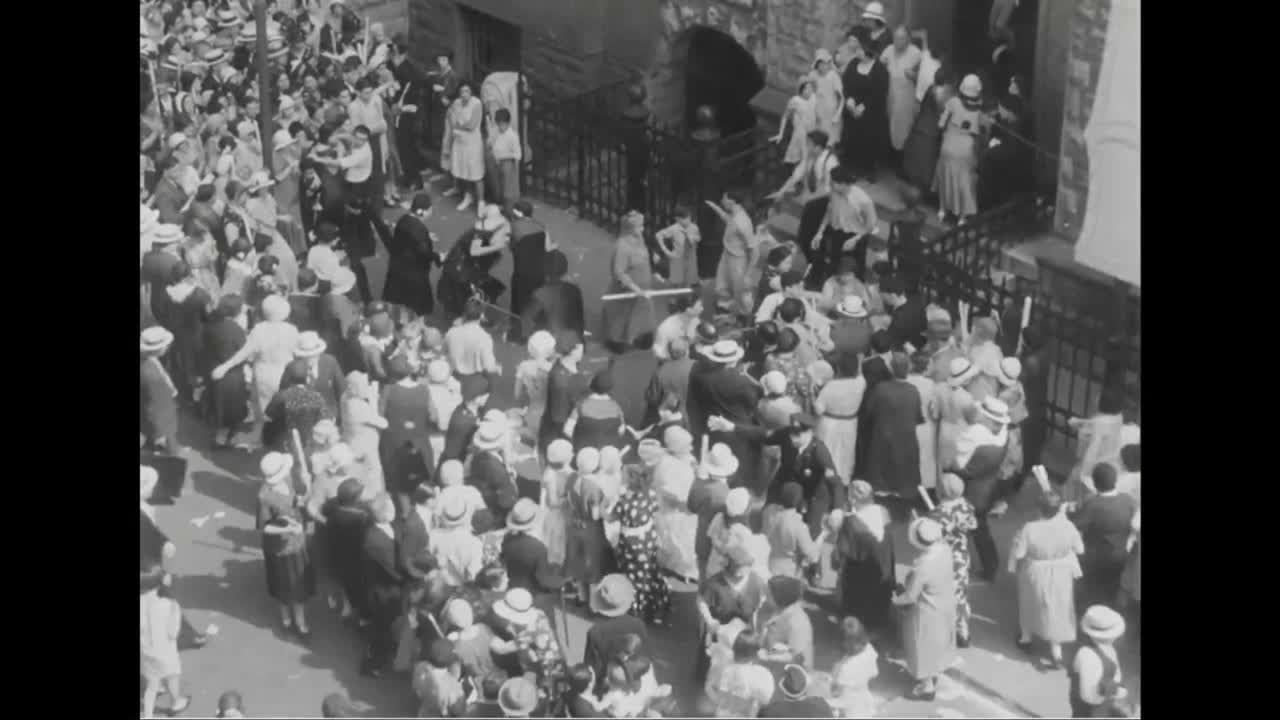 1931년 뉴욕의 리틀 이태리에서 성스러운 축하 행사에서 폭동이 발생합니다.