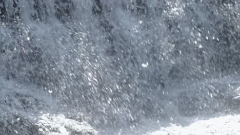 agua blanca que brota sobre el vertedero