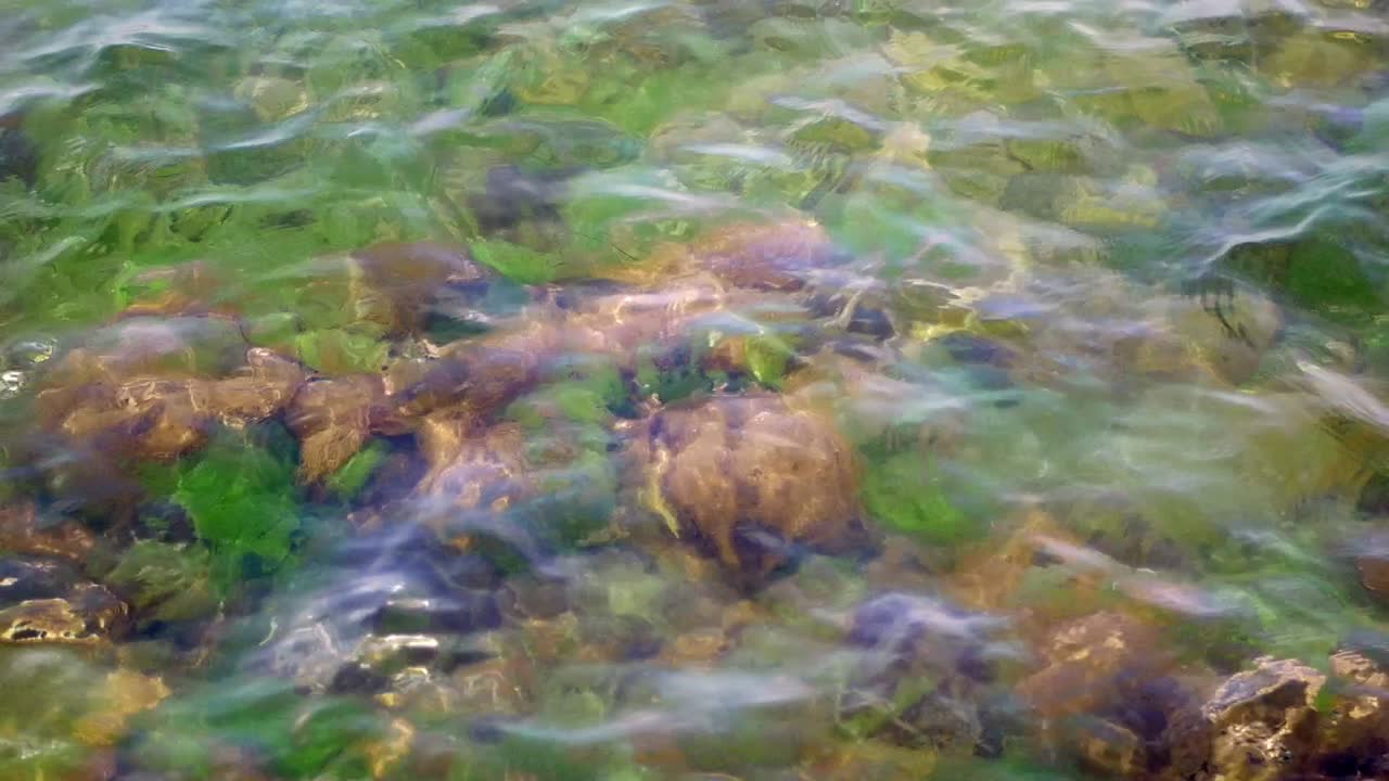 agua clara sobre las rocas