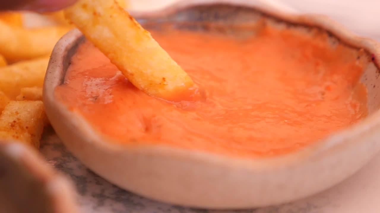 картофель фри с окунающим соусом