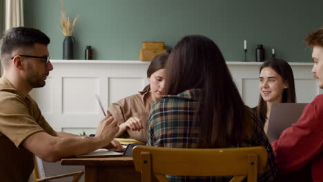 grupo de estudio sentado en una mesa en casa