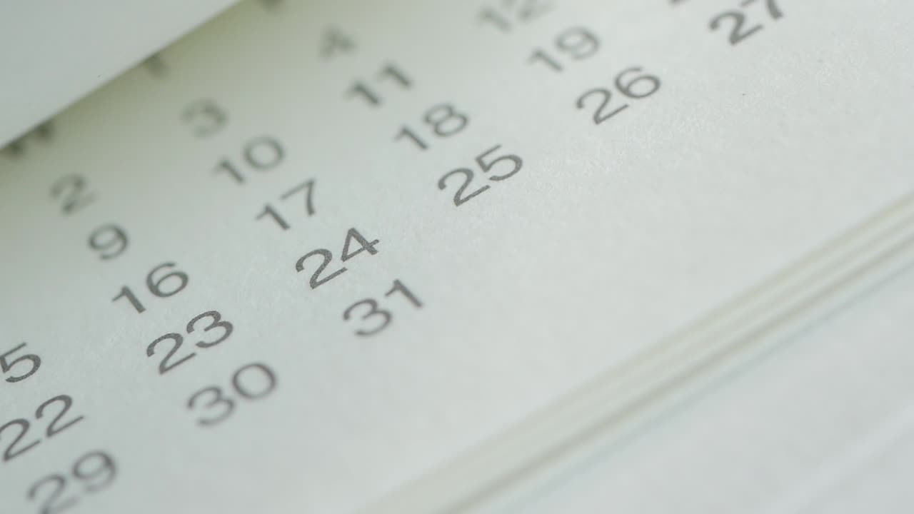 primer plano de un calendario que muestra fechas y números