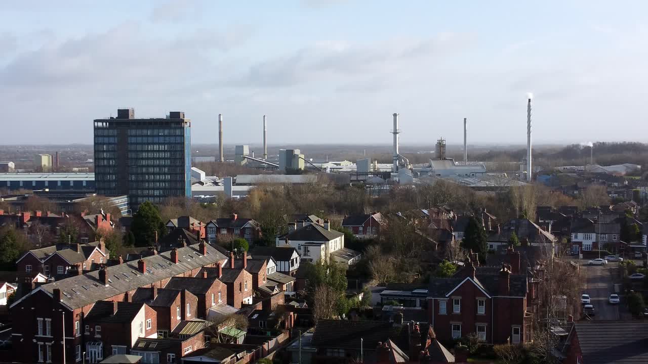 vista aérea sobre los árboles del parque hasta las casas industriales del paisaje urbano de st helens con rascacielos azules, merseyside, inglaterra