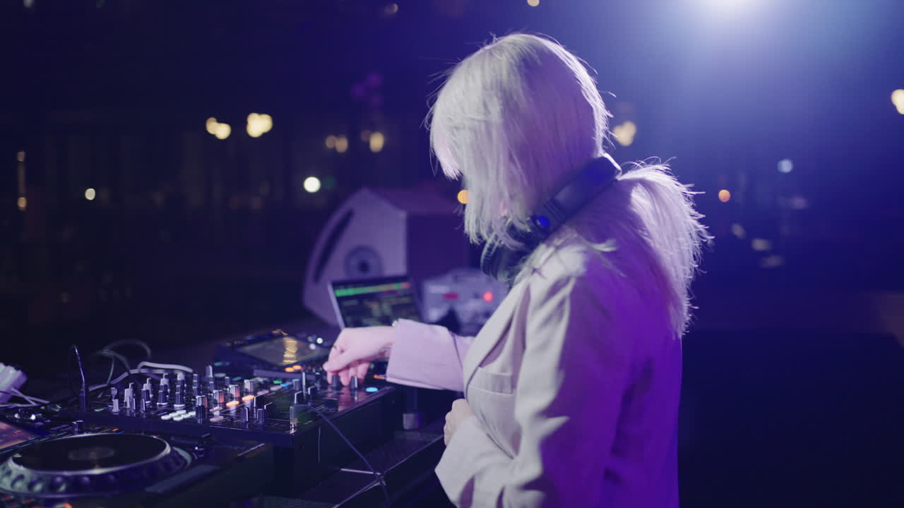 dj femenina actuando en un club nocturno