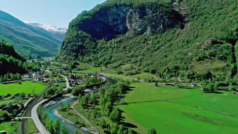 Río-A-Través-Del-Valle-De-Flåmsdalen-En-El-Pueblo-De-Flam-En-Noruega---Aéreo