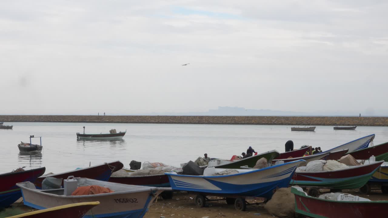fila de pequeños barcos de pesca descansando en la playa en gwadar al lado del mar arábigo