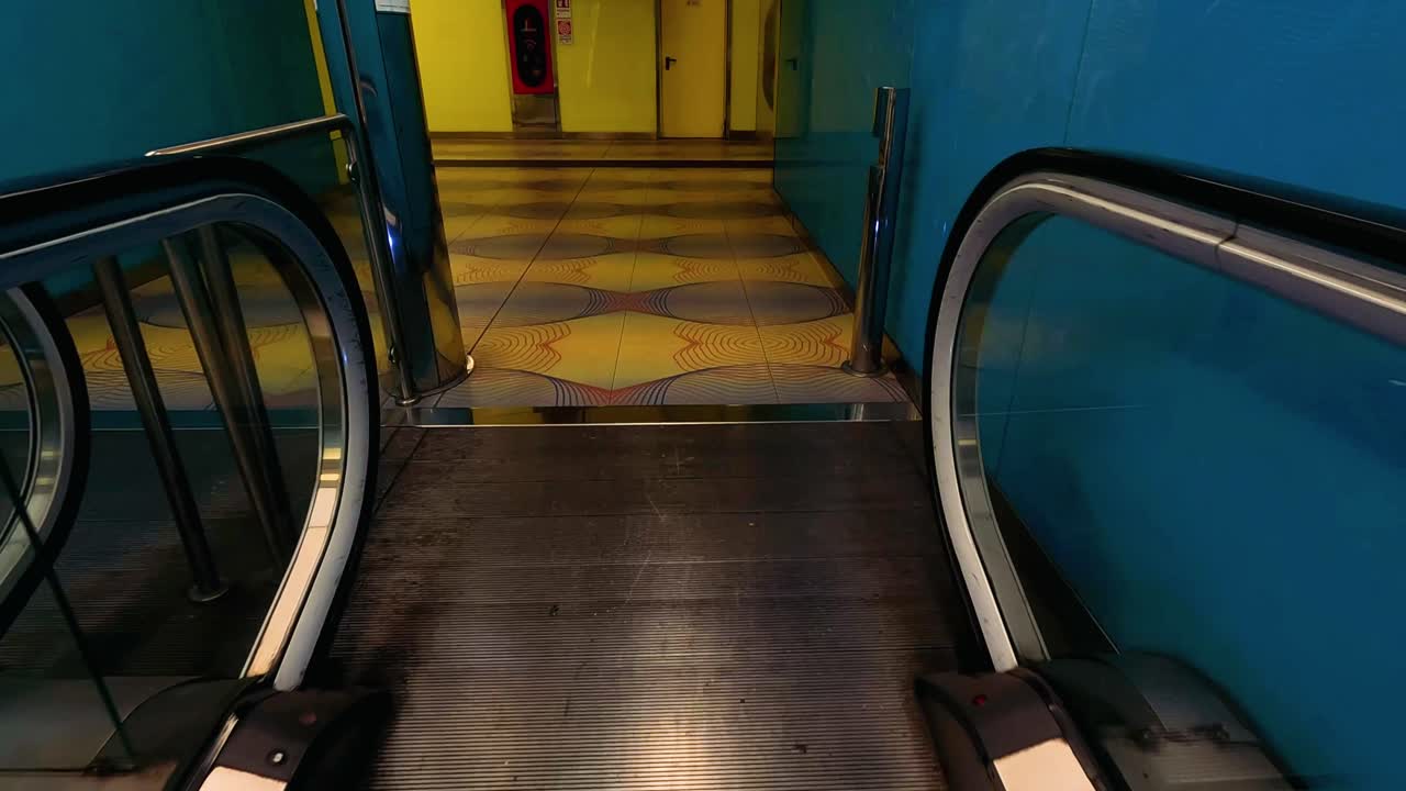 escalera mecánica descendente en la estación de metro de nápoles