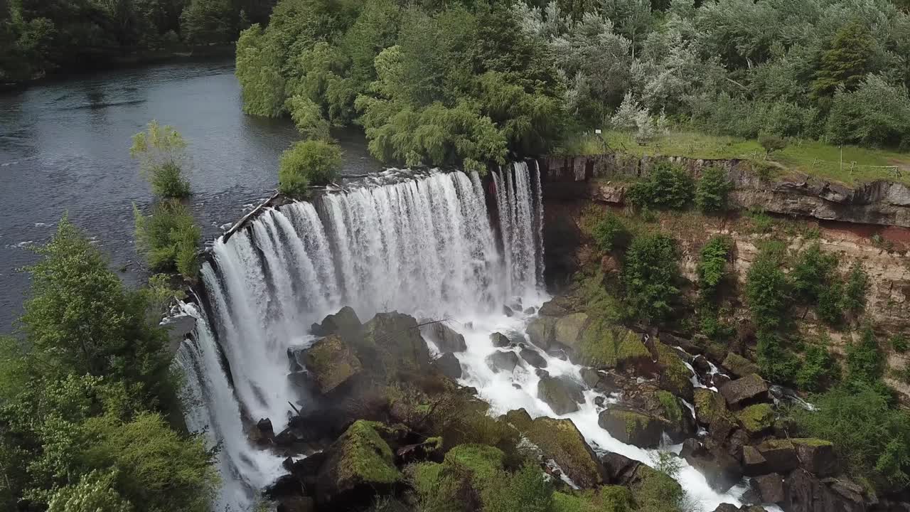 Vista aérea das cachoeiras de Laja, Chile. Cachoeira pitoresca em paisagem deslumbrante em dia ensolarado