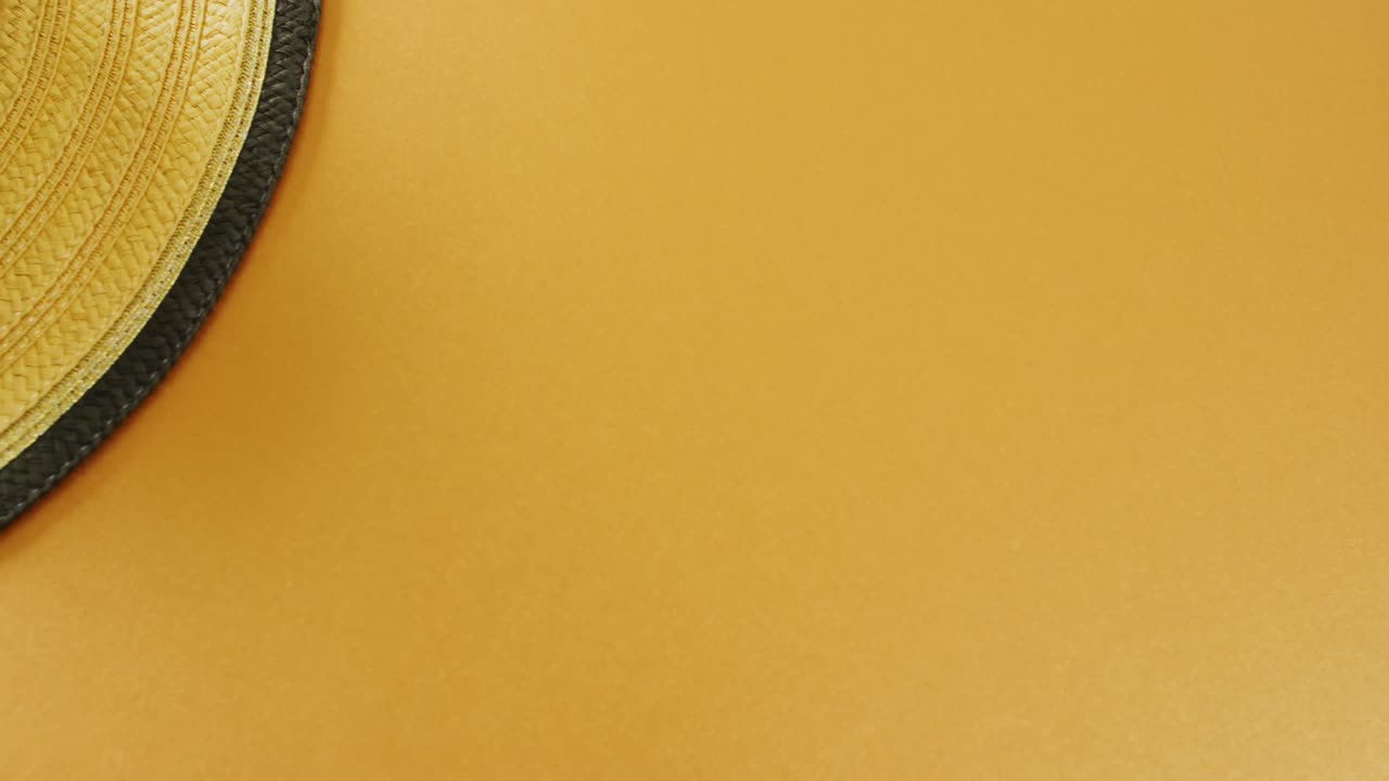 video de primer plano del sombrero sobre fondo amarillo