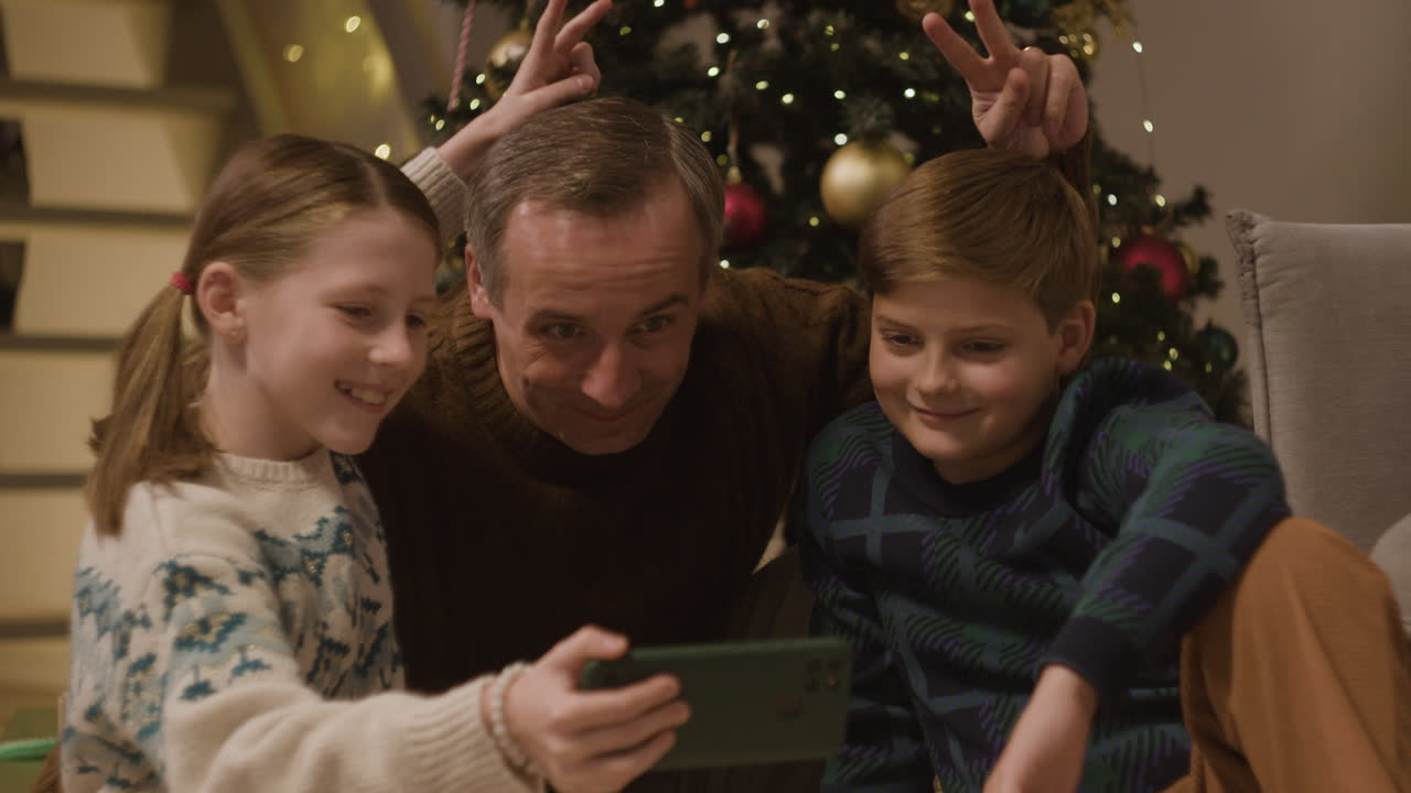 familia celebrando la navidad juntos