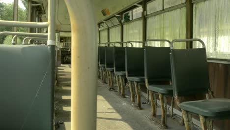 interior de un autobús escolar antiguo abandonado, tiro a la izquierda del camión