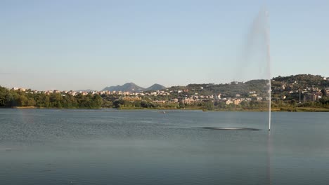 Seeblick,-Springbrunnen-Im-See