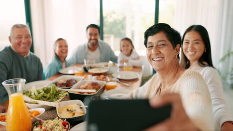 Thanksgiving-Selfie-Mit-Einer-älteren-Frau