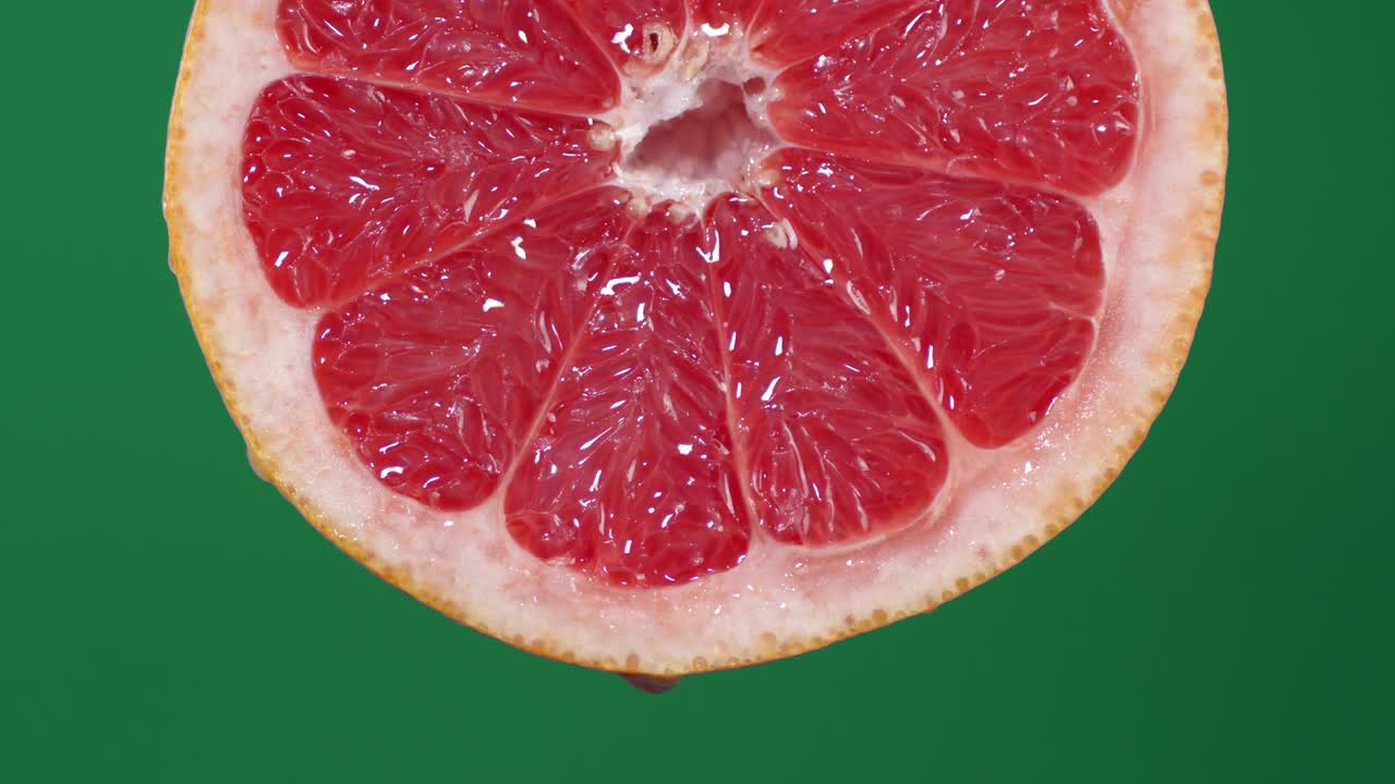 Med skiver av moden grapefrukt renner saften ut