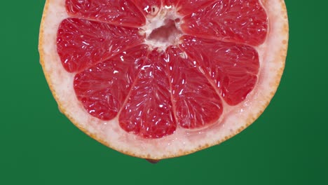 con rebanadas de pomelo maduro drene el jugo.