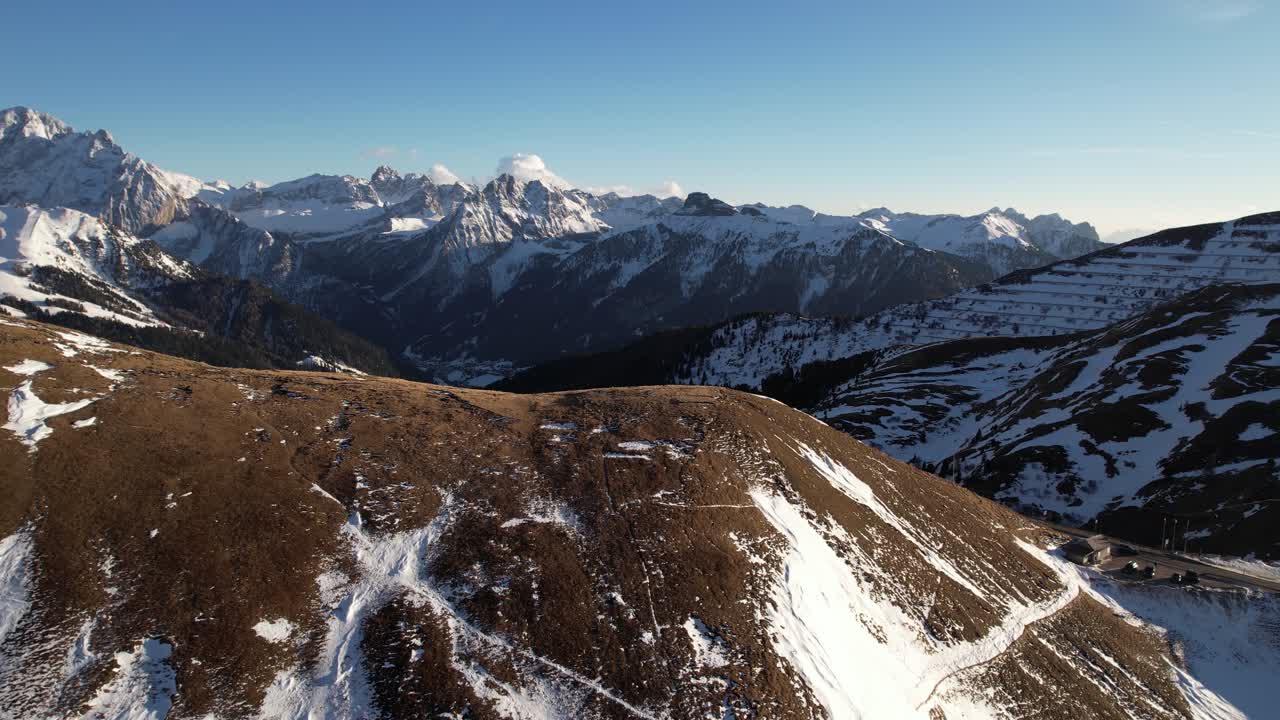 Luftfoto af Sella-passet, Dolomitterne, Italien, naturskøn vej i bjergene, der forbinder byer i Sydtyrol på en solrig forårsdag
