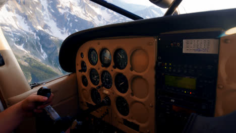 piloto volando un avión en la cabina 4k