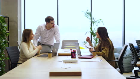 compañeros de trabajo hablando en la oficina