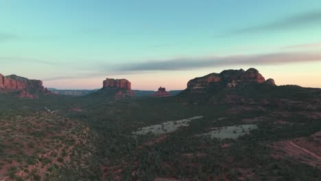 Die-Roten-Felsen-Von-Sedona,-Arizona-In-Den-USA---Drohnenaufnahme-Aus-Der-Luft